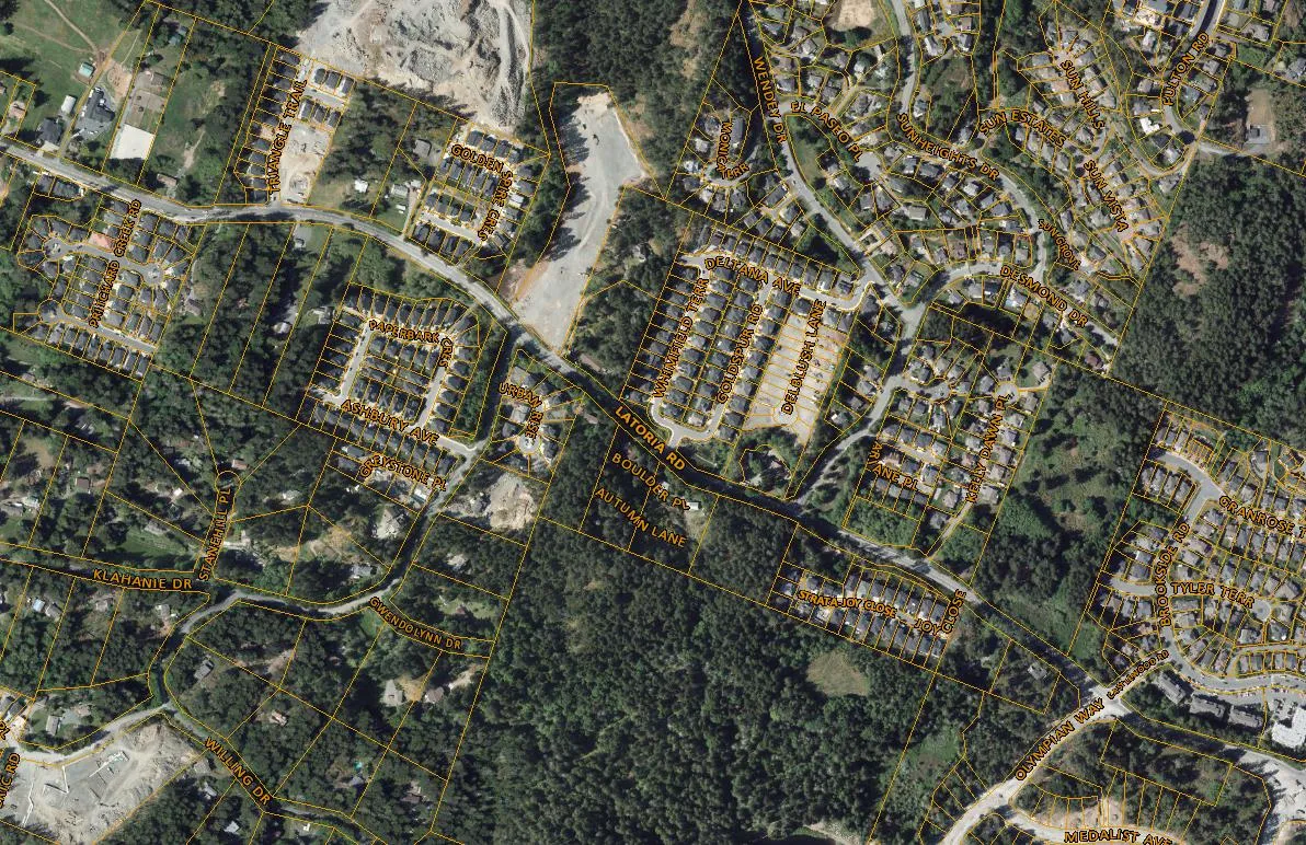 Local map showing 5 and 15 minute walking circles, subject property, nearby elementary school, parks and retail locations